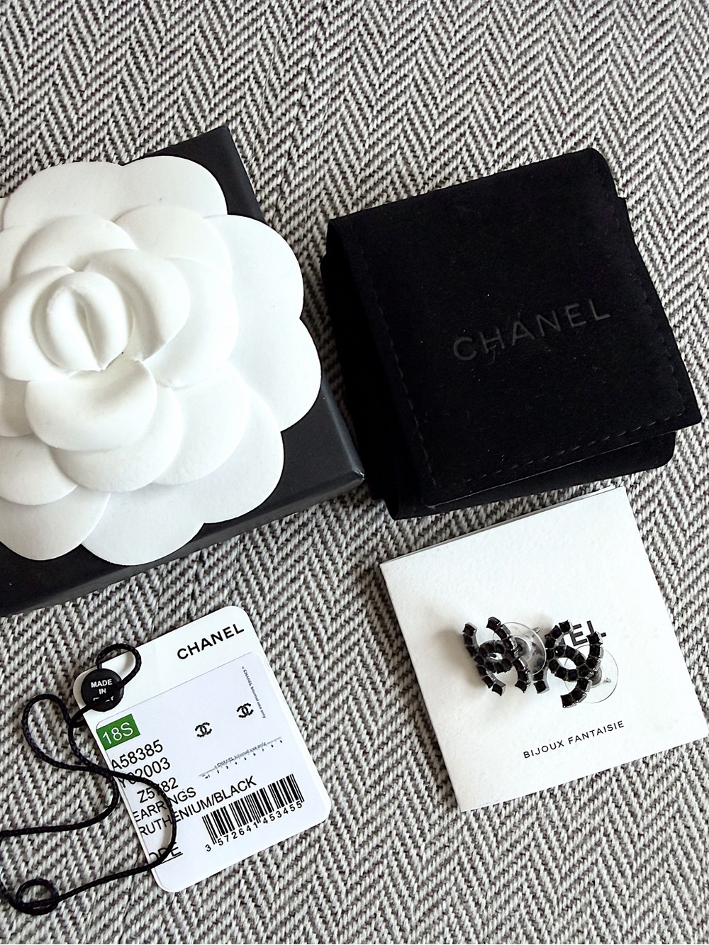 CHANEL CC RUTHENIUM/BLACK 2018 CRYSTAL STUD EARRINGS + BOX - Picture 9 of 11